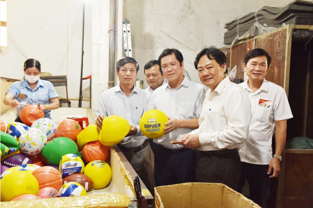 Lãnh đạo VRG thăm chúc tết Công ty Bóng Thể thao và Công ty Gỗ Đông Hòa